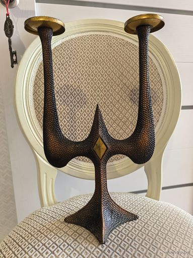 Большой металлический подсвечник