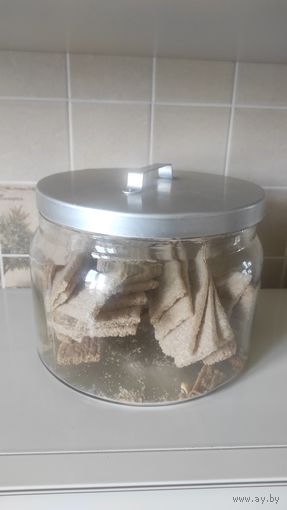 Большая банка для хранения пищевых продуктов. Толстое увесистое стекло, крышка металл+пластик. Высота 16 см, диаметр 21 см. Очень удобная, широкое горло. Состояние хорошее.
