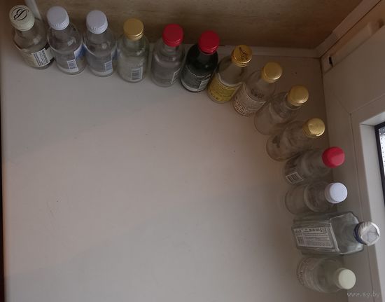 Бутылочки от алкоголя.