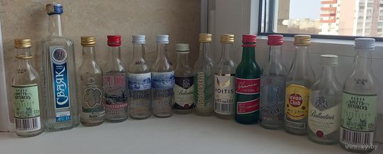 Бутылочки от алкоголя.