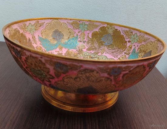 Винтажная ваза конфетница с изображение павлина , латунь . Индия 1980 е годы размеры высота 10см диаметр 20 см .