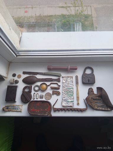 Различные бытовые предметы.