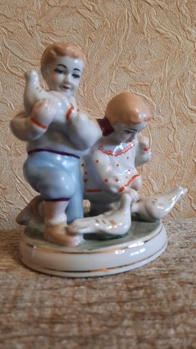 Статуэтка фарфоровая "Дети кормят голубей". ЗХК ПОЛОННОЕ-ПЕРЕВЫСТАВЛЕННЫЙ ЛОТ
