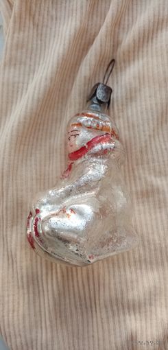 Елочная игрушка мальчик на санках есть скол