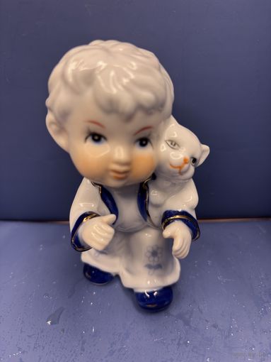 Статуэтка фарфор мальчик с котиком