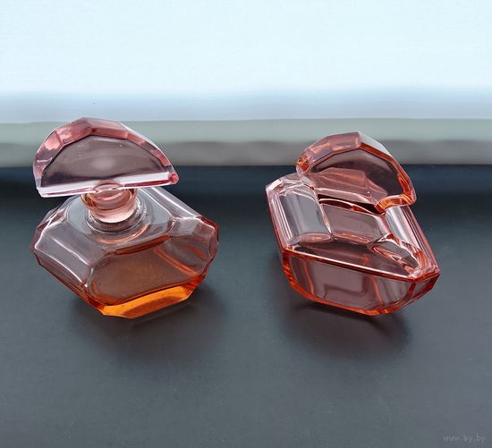 Старинный парфюмерный набор (флакон и пудреница) из розалинового (селенового) стекла. 20 - 30-е годы ХХ века. См.описание.