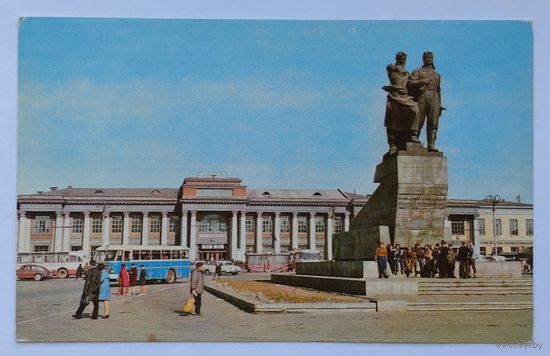Открытка "Свердловск. Памятник воинам Уральского танкового корпуса на Привокзальной площади" (Вокзал). Фото В.Панова, 1970, изд."Планета"
