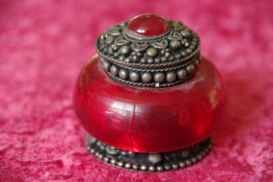 Шкатулка ( диаметр 5 см , высота 4,5 см )