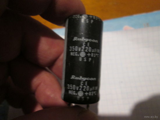 Конденсатор 220мкф350в.
