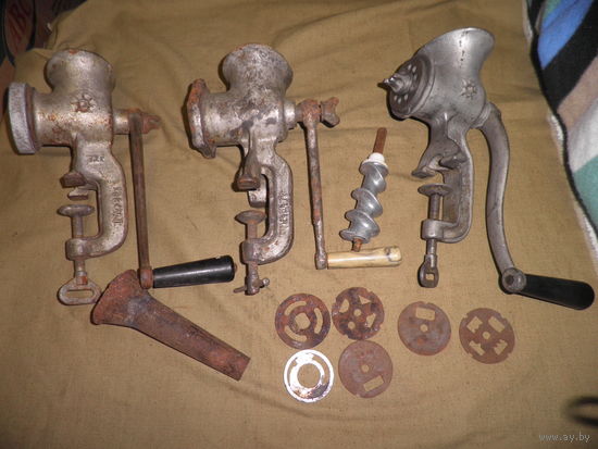 Механическая мясорубка 3 шт.+ различные формы,времён СССР 70-е г.С рубля.