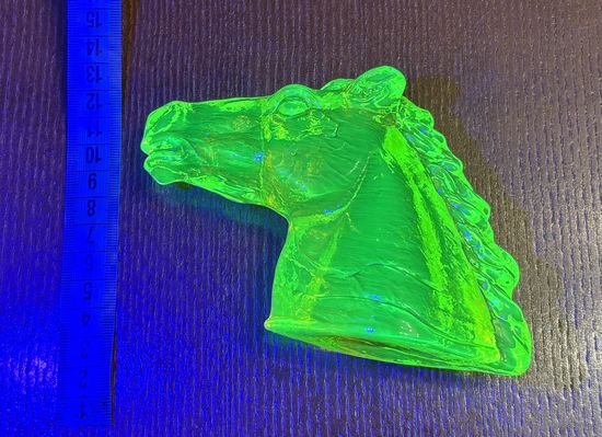 Статуэтка Голова лошади из уранового стекла . Чехия