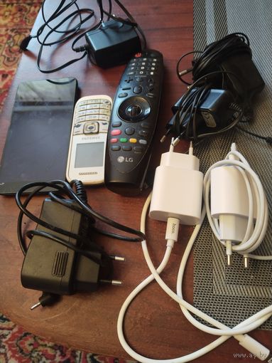 Мобильные телефоны, зарядки,пульт.
