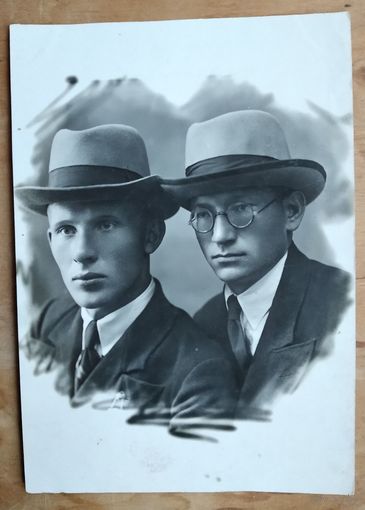Фото двух студентов педучилища. Мозырь. 1937 г. 9х13 см.