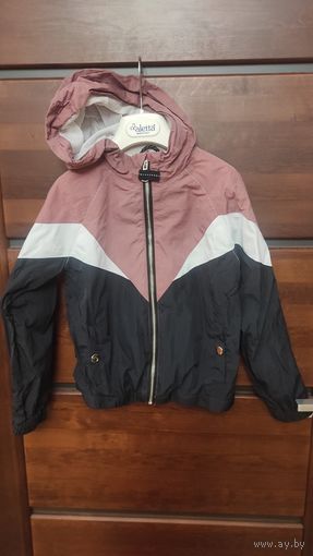 Красивая удобная ветровка C&A на рост 122-128 см. Новая. Покупали в Германии. Длина 44 см,  длина рукава 53 см от горловины, Погруди 36 см. Очень классная и удобная.