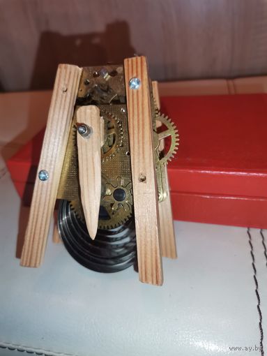 Часовой механизм, маятник рабочий.