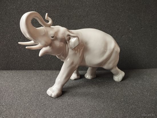 Статуэтка фарфоровая серый Слон, высота 14 см. ЛФЗ, СССР
