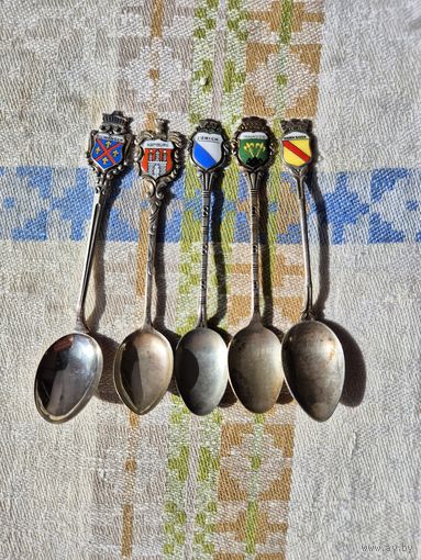 ПОДБОРКА ИЗ 5 КОФЕЙНЫХ СЕРЕБРЯНЫХ ЛОЖЕК, ЕВРОПЕЙСКИЕ ГОРОДА, СЕРЕБРО 800, ЭМАЛЬ ГЕРБ, ВЕС 39 ГРАММ