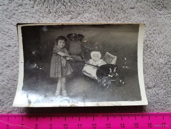 Старое фото. Девочка с коляской