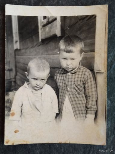Фото двух малышей. 6х8 см.