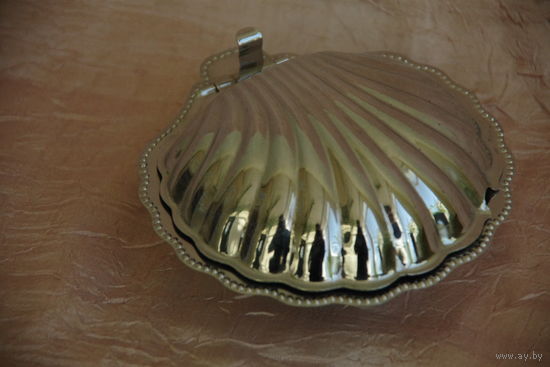 Масленка " Раковина "  со стеклянным вкладышам  ( 12 см х 13 см , высота 5 см )