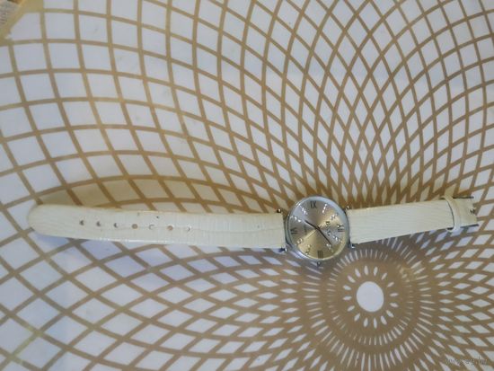 Часы наручные с ремешком. ТИКАЮТ. Состояние на скане. В коллекцию,ремонт,на запчасти.