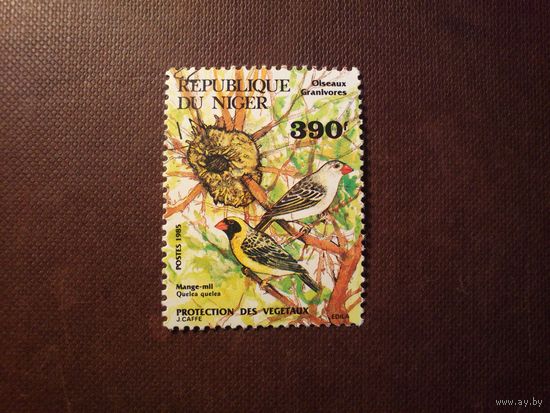 Нигер 1985 г.Красноклювый ткач.Михель -5,50 евро. /15а/