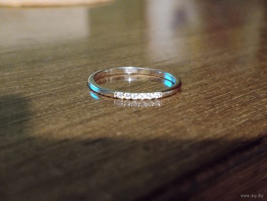 Серебряное кольцо с  фианитами размер 17