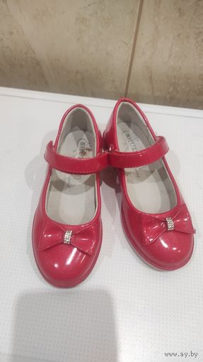 Красные туфли на 28 размер, нарядные, слегка переливаются. На одном бантике есть потертость. В общем отличные туфли.