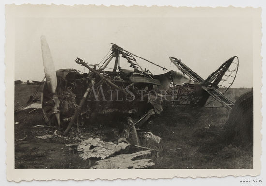 Сгоревший советский истребитель И-153 на аэродроме.