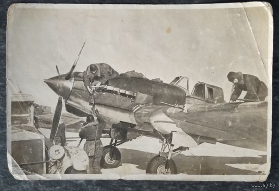 Подготовка самолета к вылету. 1943 г. Госкиноиздат. Чистая.