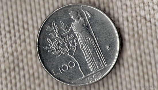 Италия 100 лир 1992          / Маленькая монета! / R КМ# 96.2 /реверс: Богиня мудрости Минерва рядом с оливковым деревом / аверс: голова женщины с лавровым венком - персонифицированный образ Италии