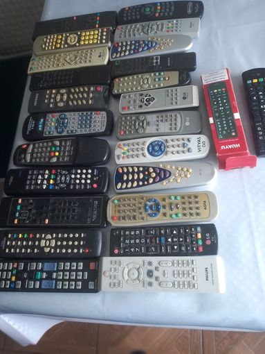 Пульты в ассортименте, 24 штуки.