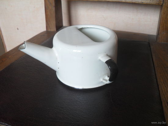 Эмалированный поильник.