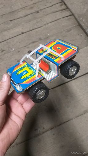 Игрушечная машинка