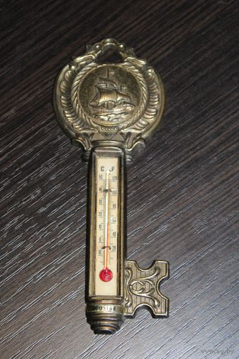 Термометр настенный в латунном корпусе, в форме декоративного ключа с изображением парусного судна.