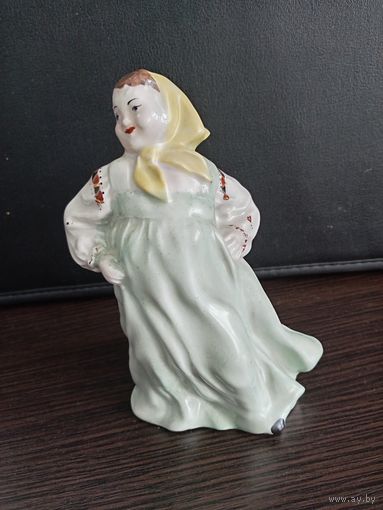 Плясунья из хоровода. Танцы под гармонь.