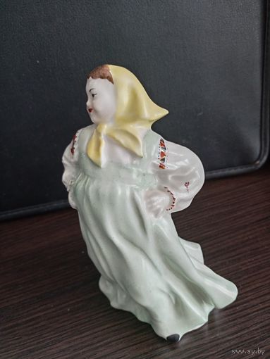 Плясунья из хоровода. Танцы под гармонь.