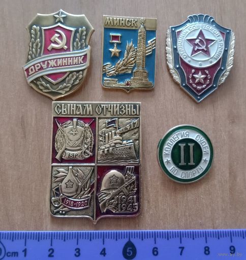Подборка интересных значков из СССР.