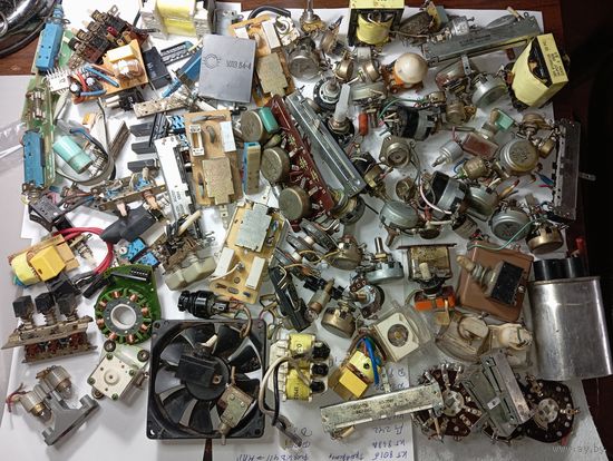 Огромный лот радиодеталей резисторы , трансформаторы , кнопки , переключатели и многое другое .