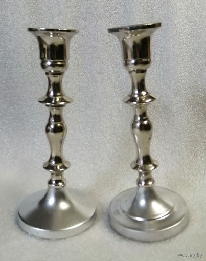 Пара высоких подсвечников. Не олово. Белый металл с покрытием.