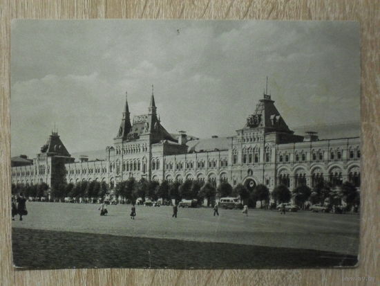 ЧИСТАЯ ЧЕРНО-БЕЛАЯ ОТКРЫТКА СССР. "КРАСНАЯ ПЛОЩАДЬ. ГУМ." фото. И. ШАГИНА.  1955 год.