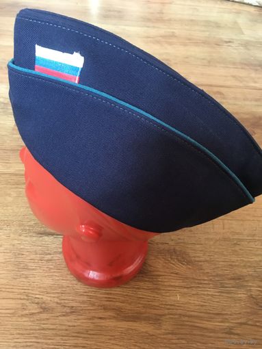 Только со  склада  пилотка российского  лётчика.