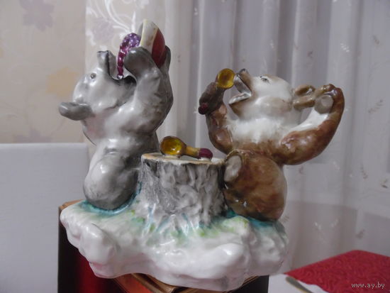 СТАТУЭТКА МЕДВЕЖАТА-СЛАДКОЕЖКИ У ПЕНЬКА.ЛФЗ.