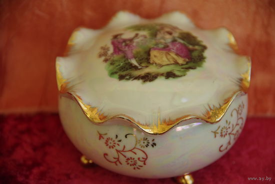 Шкатулка фарфоровая (  высота 6 см , диаметр 9,5 см )  целая