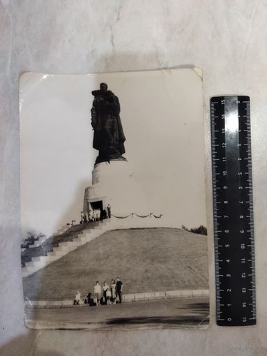 Фотография. Памятник Советскому Солдату. Трептов-парк. Берлин. ГДР.