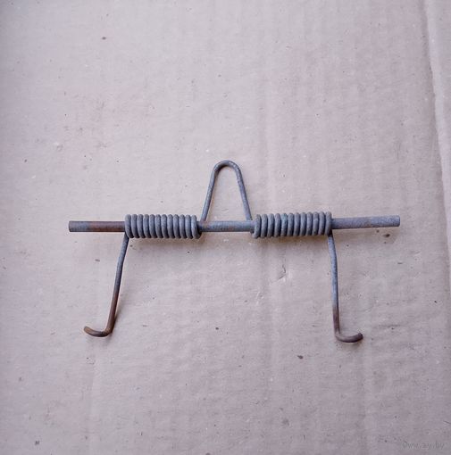 СССР: прижимная пружина багажника велосипеда.