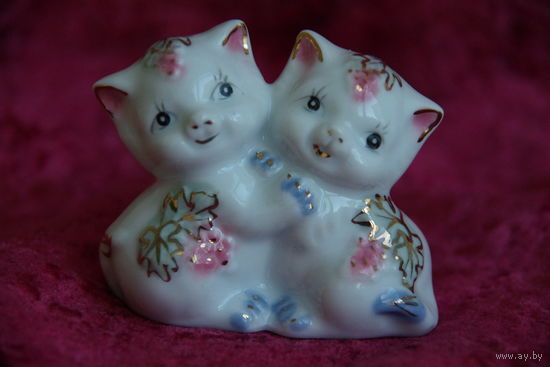 Статуэтка фарфоровая " Котики " целая , высота 6 см , ширина 7 см