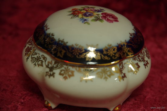 Шкатулка фарфоровая ( диаметр 9 см , высота 6 см ) целая
