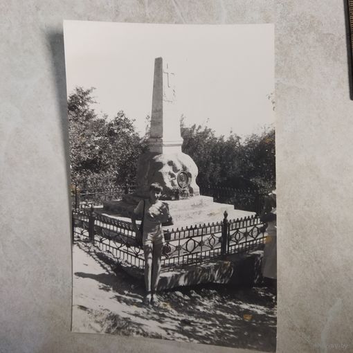 Фотография. История СССР в лицах. Пятигорск. У обелиска А.В. Пастухову.