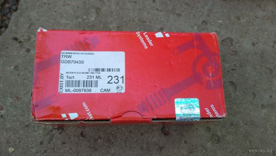 Колодки тормозные дисковые передние TRW GDB7043S